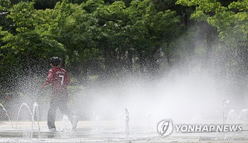 초여름 날씨를 보인 22일 대구 서구 꼼지락공원 바닥분수에서 한 아이가 물놀이하며 더위를 식히고 있다. [대구=연합뉴스]